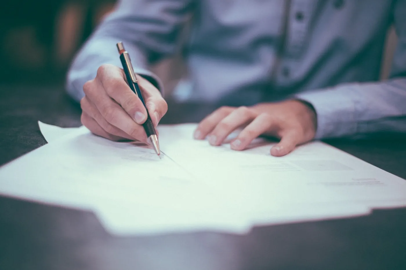 Responsable achats analyse un contrat énergie professionnel avant négociation fournisseur