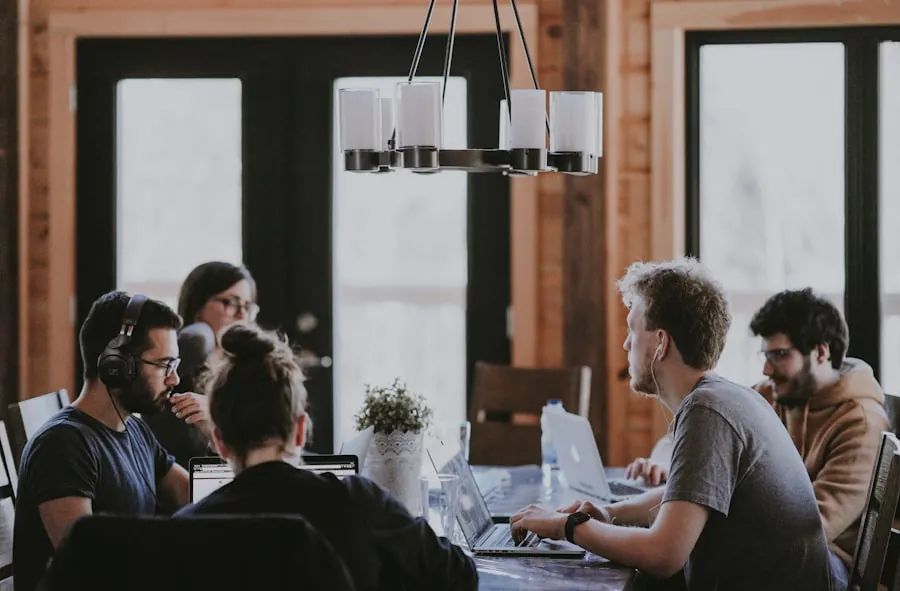 Équipe d'une PME en plateau de bureaux