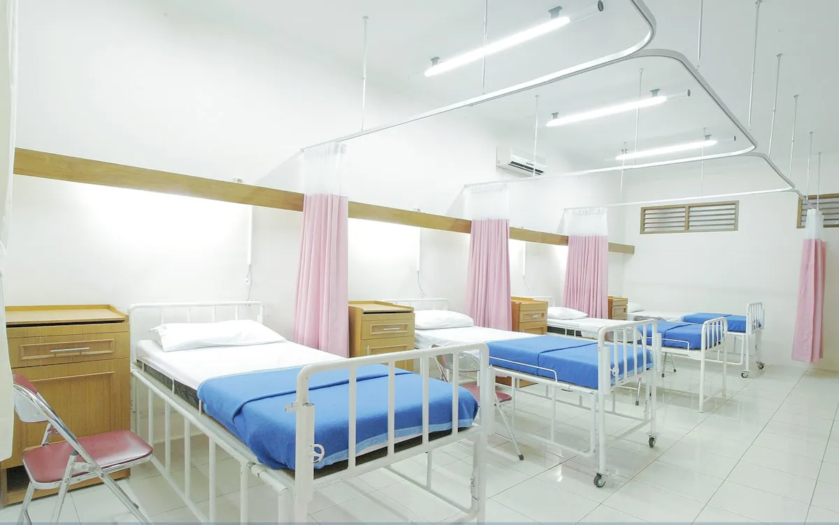 Chambres d'un établissement de santé avec équipements médicaux