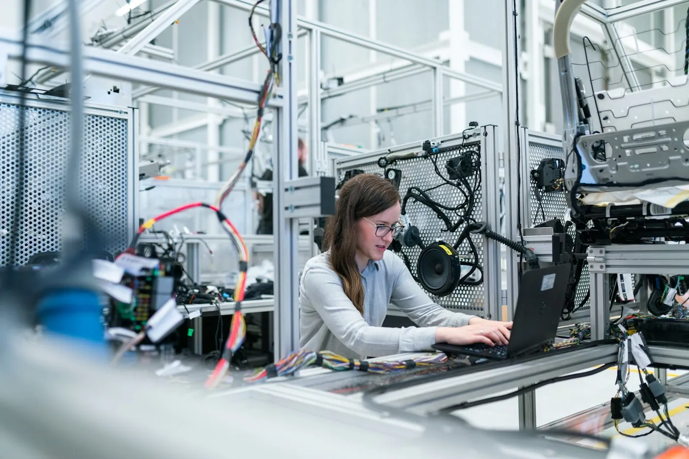 Ingénieur énergie analysant les indicateurs de performance d'un système de management ISO 50001 en entreprise